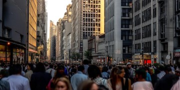 我在那人群中是哪首歌呢？