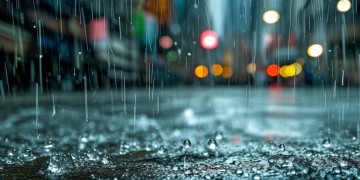 暴雨降落在城市究竟是哪首歌？