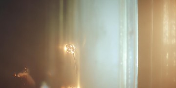 微笑着却泪流满面究竟是哪首歌？