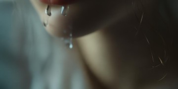 眼泪流过我的脸颊究竟是哪首歌？